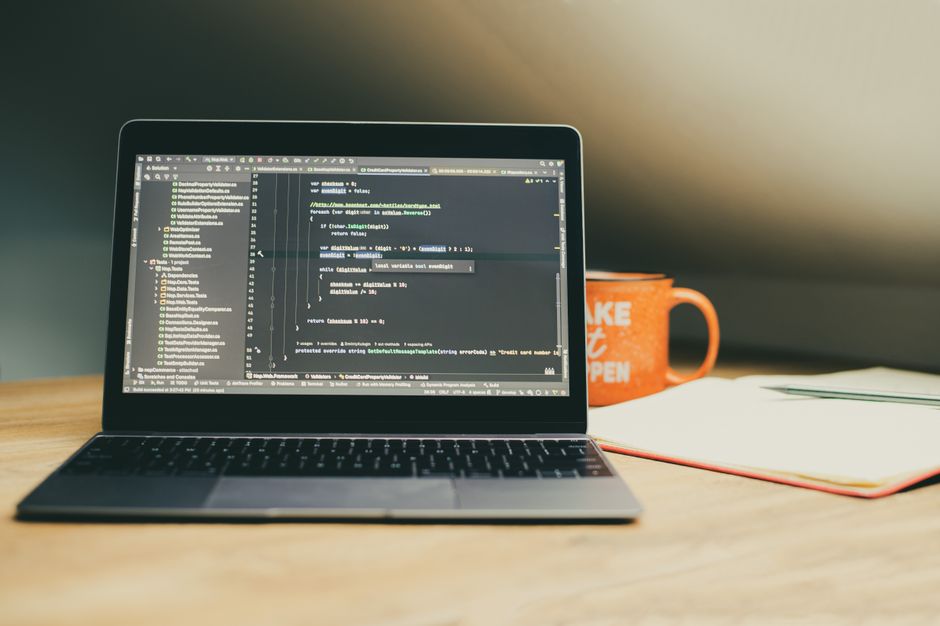 Illustration für einen Kurs zu Webentwicklung mit HTML CSS und JavaScript